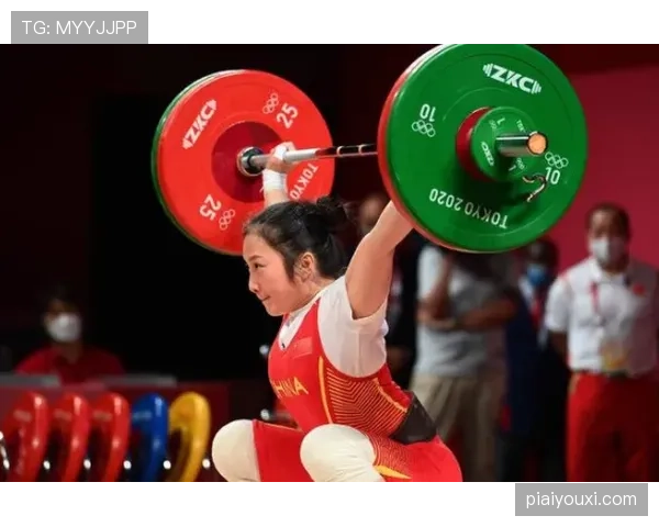 廖秋云训练完顺手拎走两袋蛋白粉，这消费观我连她的杠铃片都举不起来